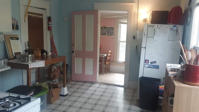 Photo - Huge sunny vintage 4bedroom apartment