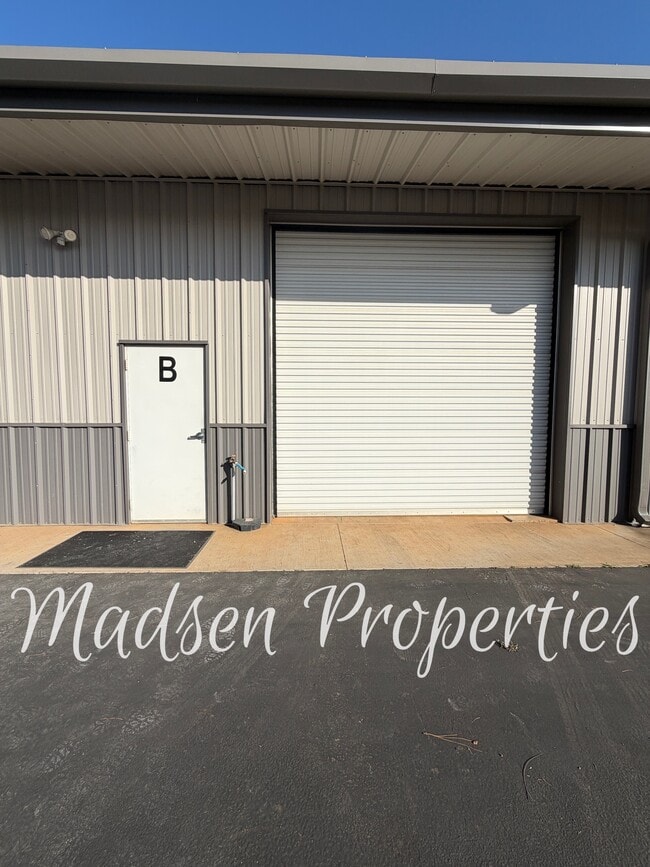 Building Photo - 1115 E Ewald Ct