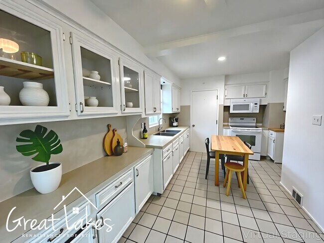 Foto del edificio - Lovely 3 Bedroom 2 Bathroom now available ...
