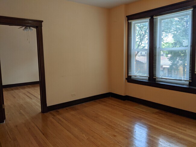 Building Photo - 3907 W Cornelia Ave