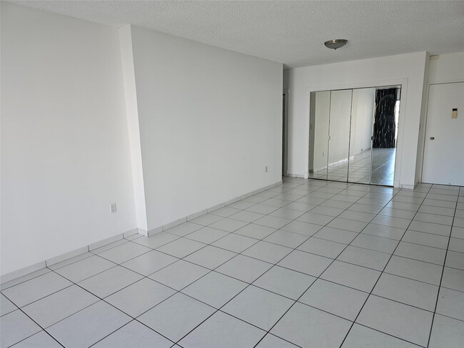 Building Photo - 500 Bayview Dr