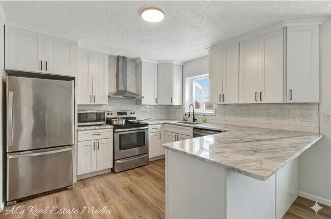 Foto del edificio - COMING SOON! RENOVATED 3 OR 4 BDRM