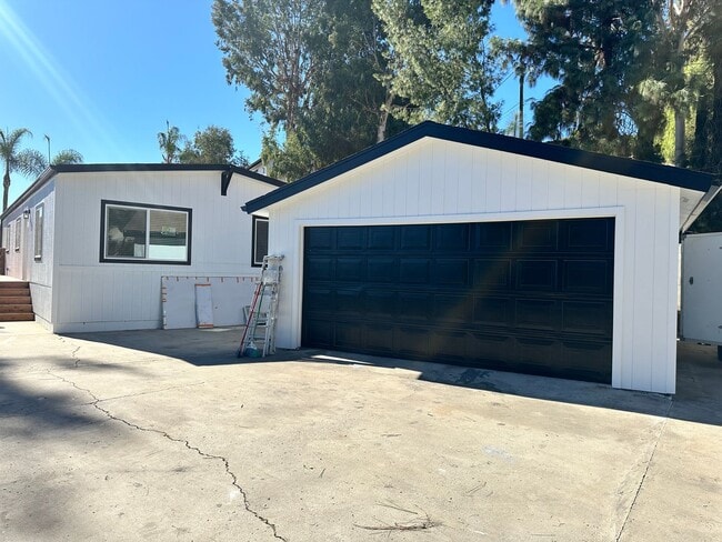Building Photo - Available Now! Amazing Views and Spacious ...