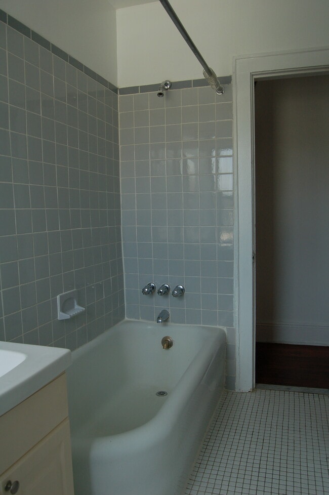 Bathroom - 411 Warburton Ave