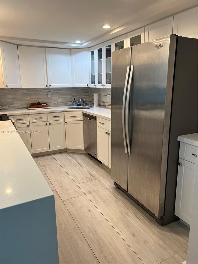 Building Photo - 2655 Collins Ave