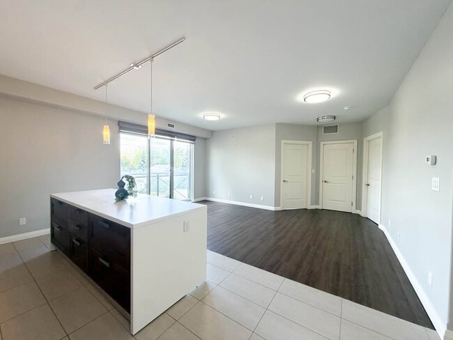 Building Photo - 347 Hyland Dr