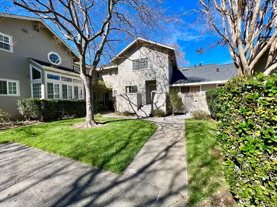 Primary Photo - Beautiful Two Bedroom Valley Club Circle C...