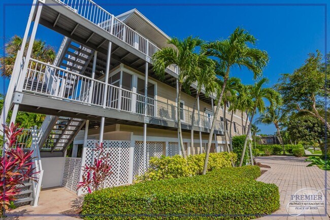 Building Photo - ***DOWNTOWN NAPLES ** 3 BEDS/3BATHS ** VIE...