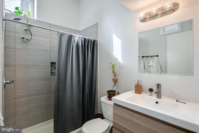 Building Photo - 1804-14 E Hazzard St