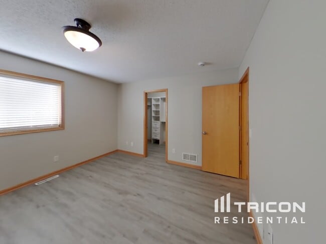 Building Photo - 102 Charity Cir