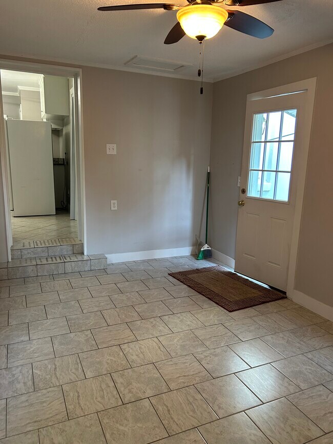 Foto del edificio - 661 Adluh St