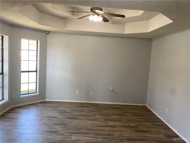 Building Photo - 2203 E Coma Ave
