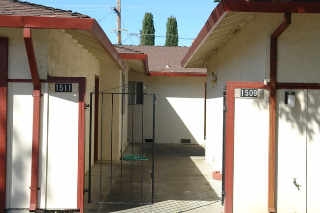 Foto del edificio - 1509-1511 Eden Ave