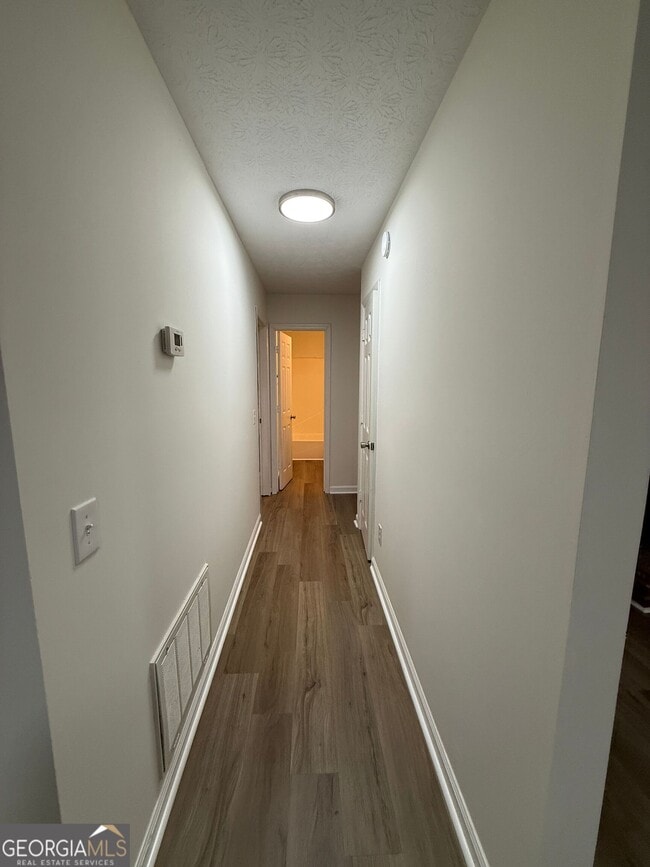 Building Photo - 160 W Paces Dr