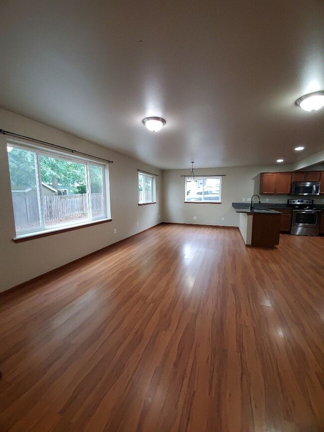 Building Photo - Pre-leasing NOW! 6 Bedroom, 3 Bath Home!