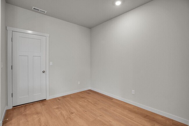 Foto del edificio - MODERN TIGARD TOWNHOME | ATTACHED 2-CAR GARAGE | FIREPLACE | PRIME LOCATION