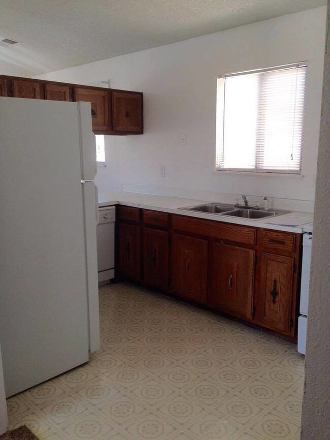 Building Photo - 2 bed, 1 bath Apartment