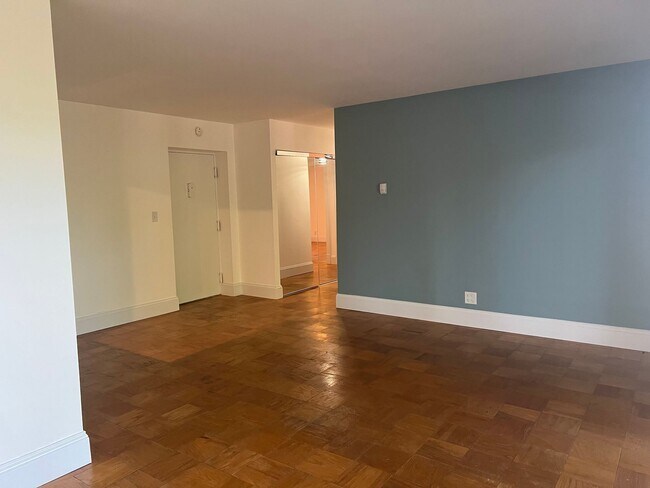 Building Photo - Downtown Condo