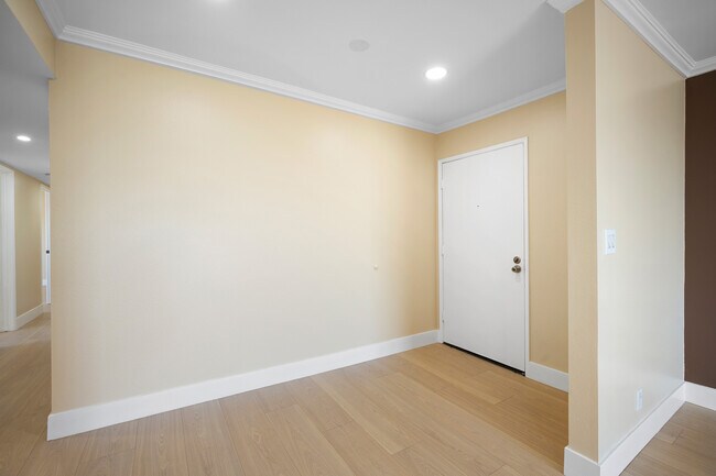 Foto del edificio - 635 E Elmwood Ave