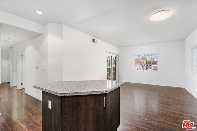 Building Photo - 1408 W Washington Blvd