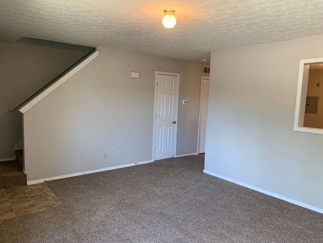 Building Photo - 3 bedroom, Spacious Townhouse: The Willows!