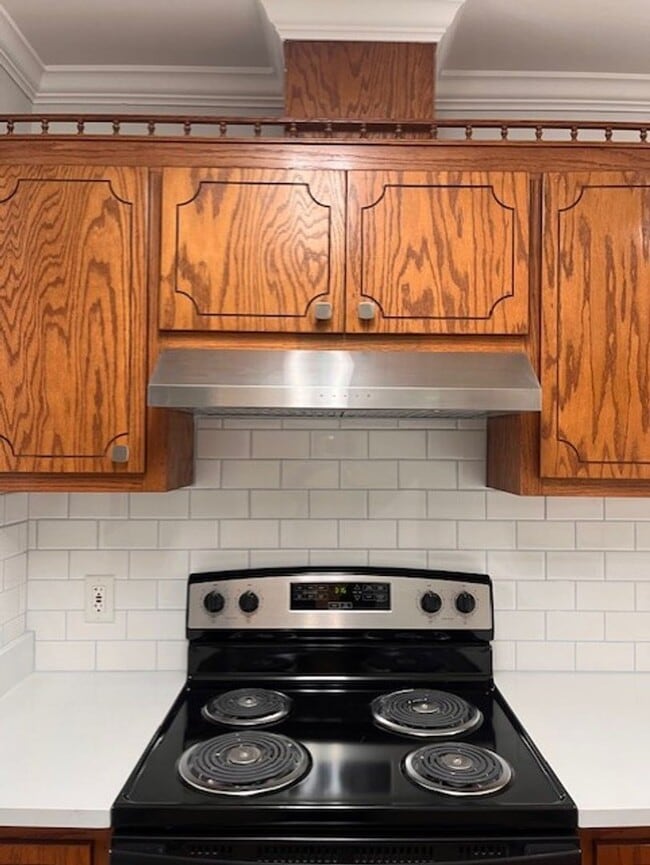 Building Photo - Conveniently located close to shopping, schools, etc.