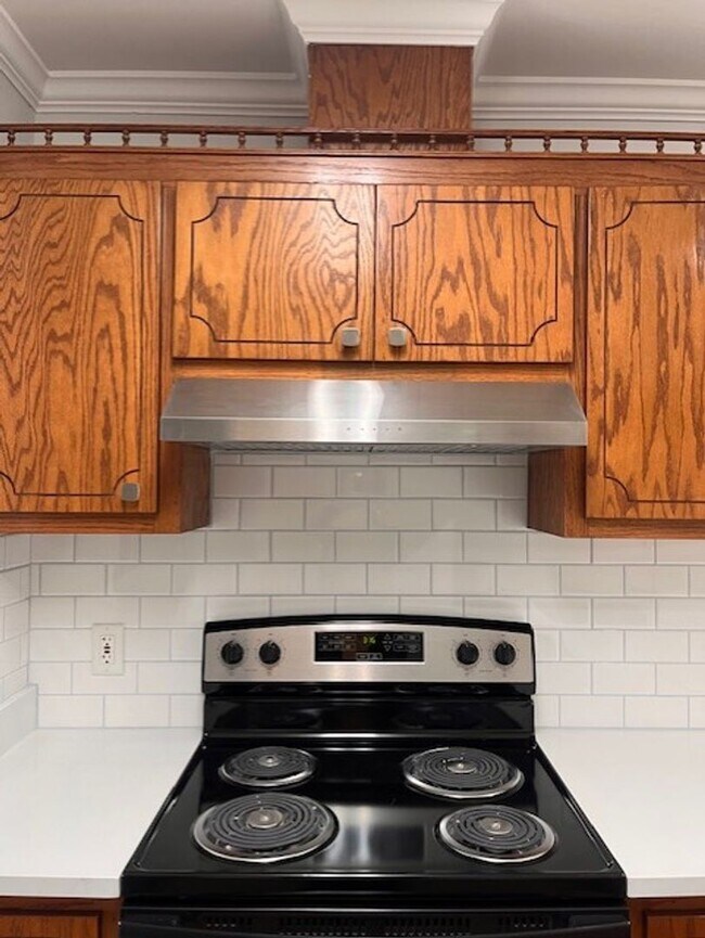 Foto del edificio - Conveniently located close to shopping, schools, etc.