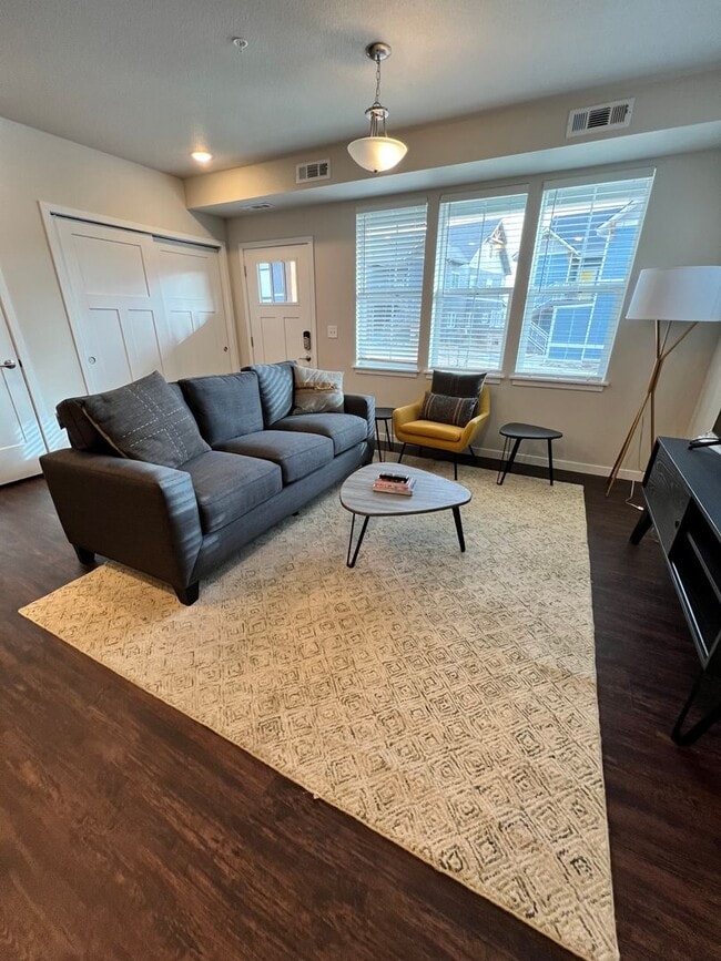 Interior Photo - Clover On Cascade