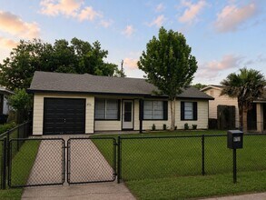 Building Photo - 9711 Aguila St