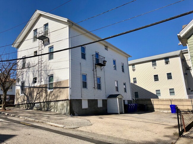 Building Photo - 122 Juniper St