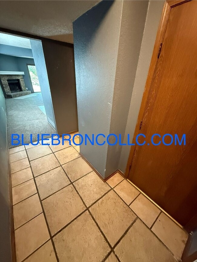 Building Photo - Great deal for an great property, Fresh pa...