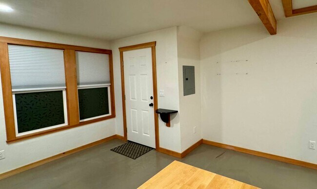 Building Photo - Charming 1BR in Convenient Eugene Location!