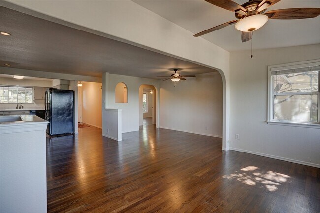 Foto del edificio - 3 bedroom, 2 bath pet friendly home in Pre...