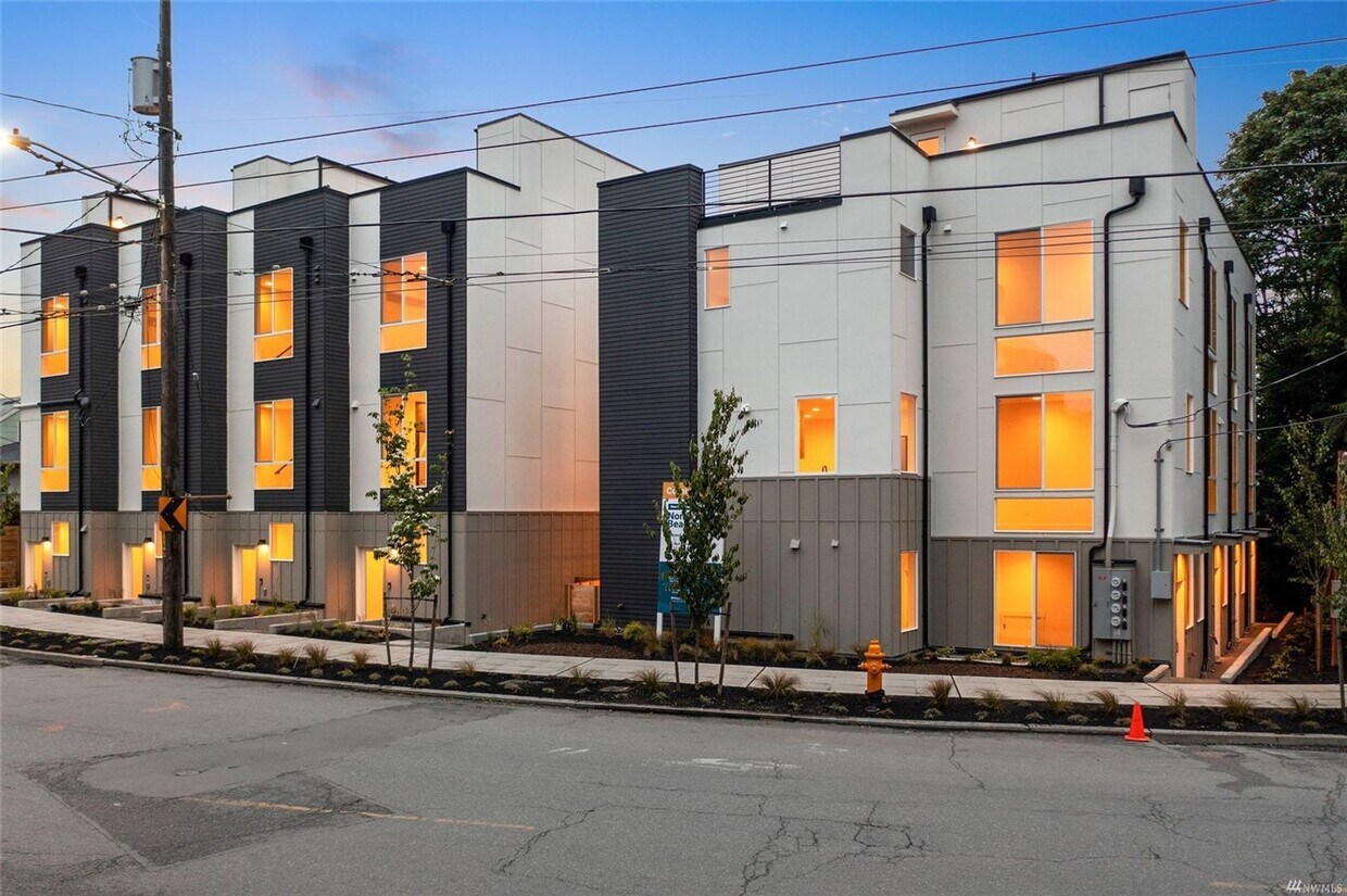Primary Photo - Gorgeous 2 Bed/ 2 Bath New Townhome Constr...