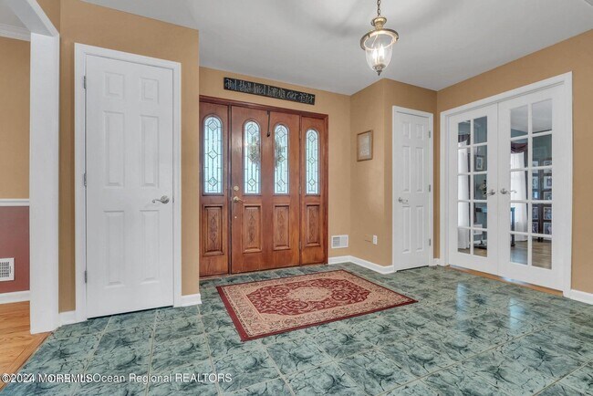 Building Photo - 5 E Dickens Ct