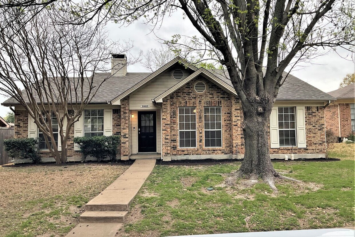Foto principal - 8465 Willow Creek Dr