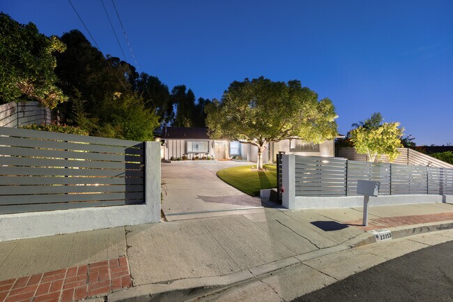 Building Photo - 23353 Balmoral Ln