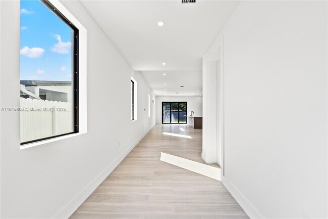 Foto del edificio - 740 NW 24th Ct