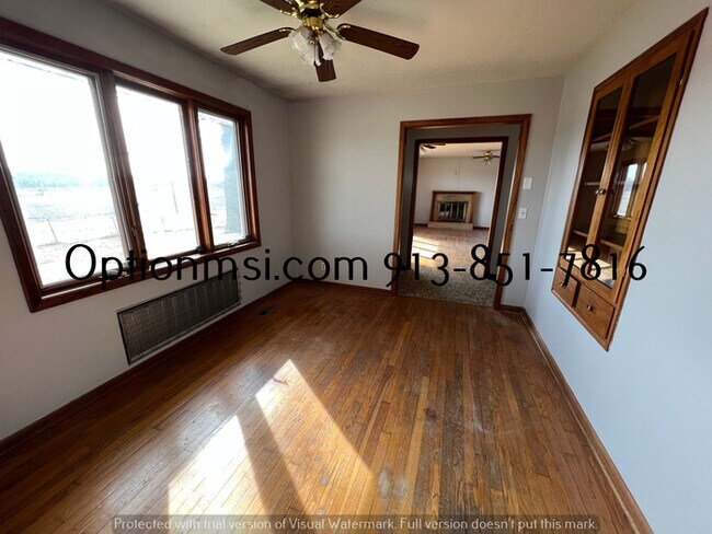 Building Photo - Spacious and move in ready!