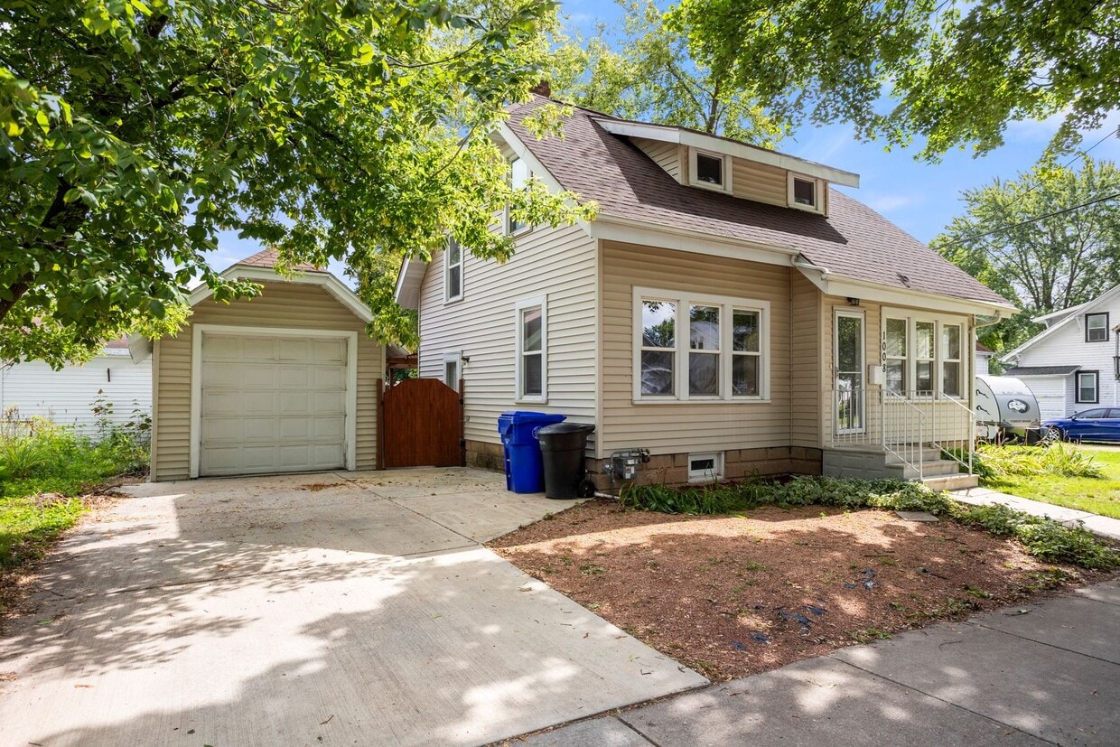Primary Photo - Two Bedroom Appleton House