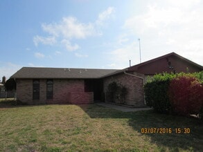 Building Photo - 7008 NW Kingsbury Ave