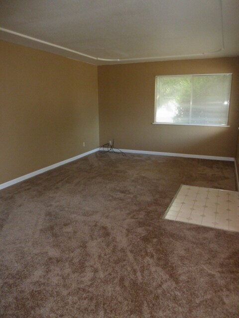 Building Photo - Suzette 2