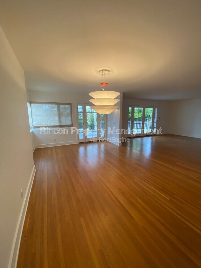 Foto del edificio - 373 Sierra Dr