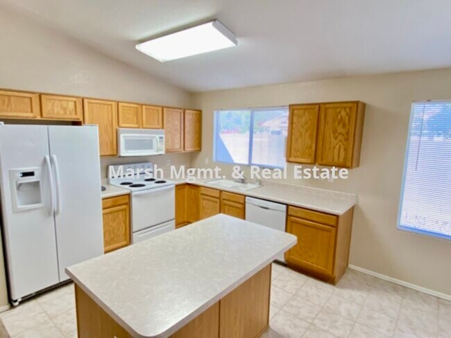 Foto del edificio - Great 3 bedroom home with lots of living s...