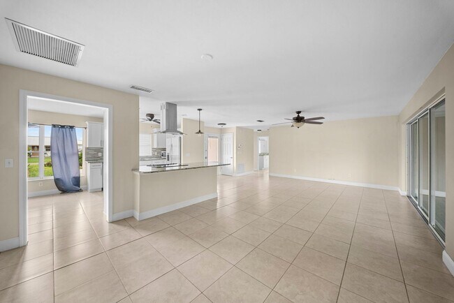 Building Photo - Beautiful 3 bedroom 2 bathroom single family home in Fort Myers with fenced yard!