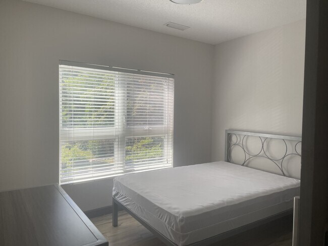 Building Photo - 258A-258A Sunview St