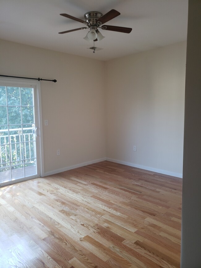 Building Photo - 213 Pearsall Ave