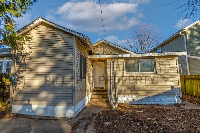 Foto del edificio - Charming 3-Bedroom Bungalow Near Garfield ...