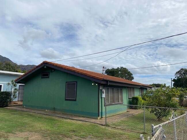 Building Photo - Four Bedroom Home