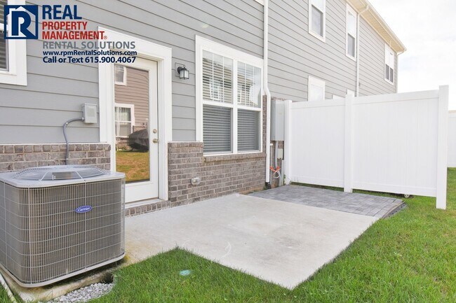 Building Photo - Beautiful 3 bedroom end unit townhome! Eas...